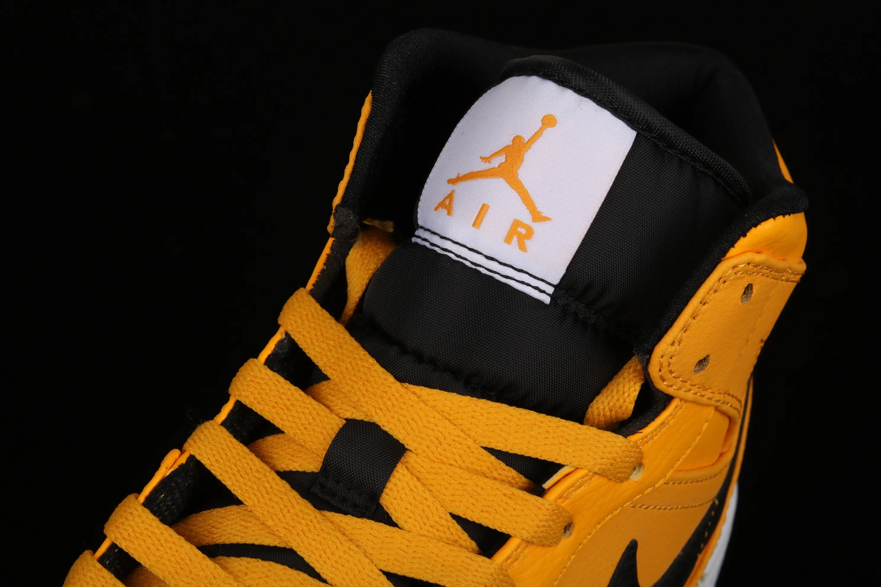 All Categories Air Jordan Jordan Series Basketball Shoes Air Jordan 1 Mid Air Jordan 1 Mid "Black and Yellow Little New Love" Taxi Color 554724-700